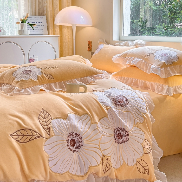 91家纺网 家纺一手货源 找家纺 木子家纺 2025新款半亩花田牛奶绒四件套 秋香黄