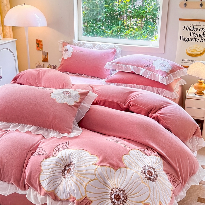 91家纺网 家纺一手货源 找家纺 木子家纺 2025新款半亩花田牛奶绒四件套 淡曙红