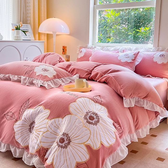 91家纺网 家纺一手货源 找家纺 木子家纺 2025新款半亩花田牛奶绒四件套 淡曙红