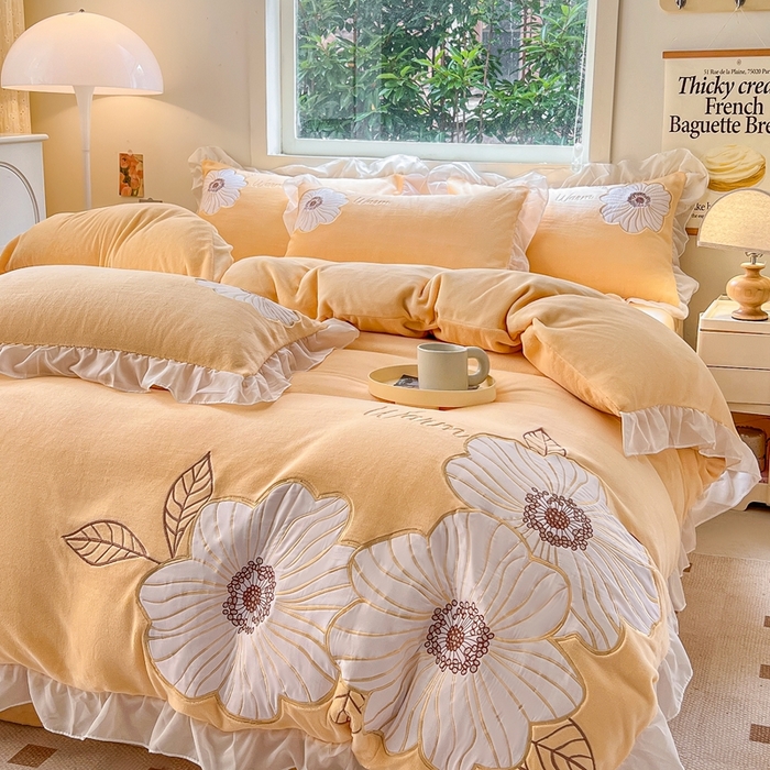 91家纺网 家纺一手货源 找家纺 木子家纺 2025新款半亩花田牛奶绒四件套 秋香黄