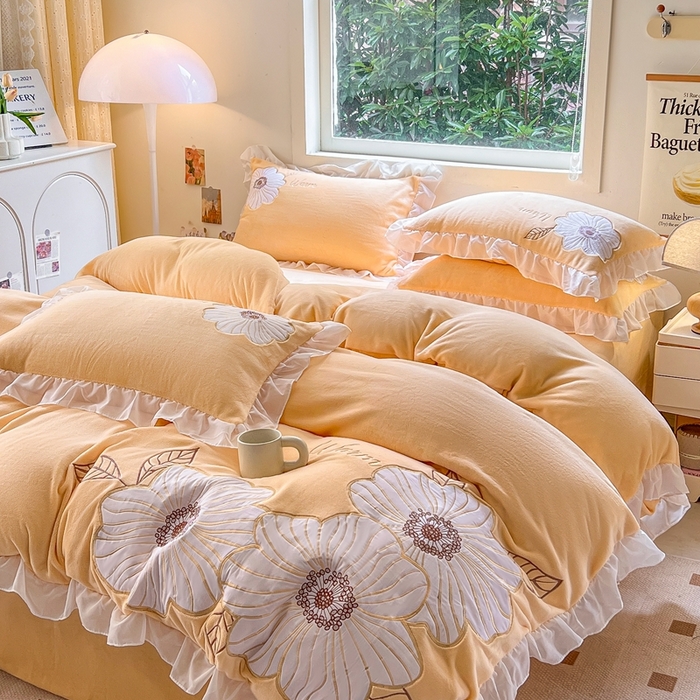 91家纺网 家纺一手货源 找家纺 木子家纺 2025新款半亩花田牛奶绒四件套 秋香黄