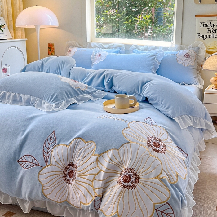 91家纺网 家纺一手货源 找家纺 木子家纺 2025新款半亩花田牛奶绒四件套 杜若蓝