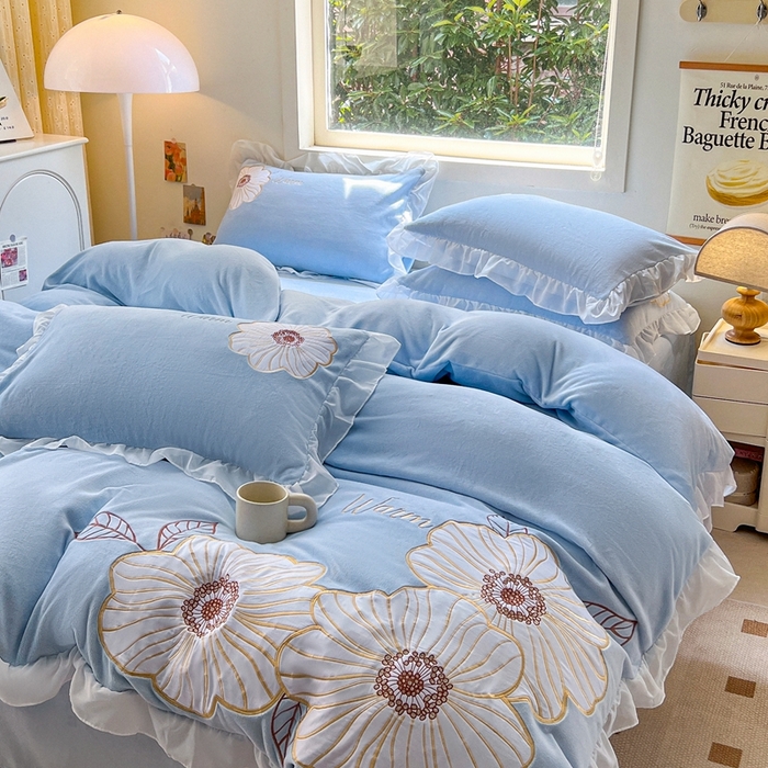 91家纺网 家纺一手货源 找家纺 木子家纺 2025新款半亩花田牛奶绒四件套 杜若蓝