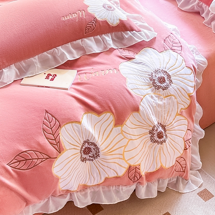 91家纺网 家纺一手货源 找家纺 木子家纺 2025新款半亩花田牛奶绒四件套 淡曙红