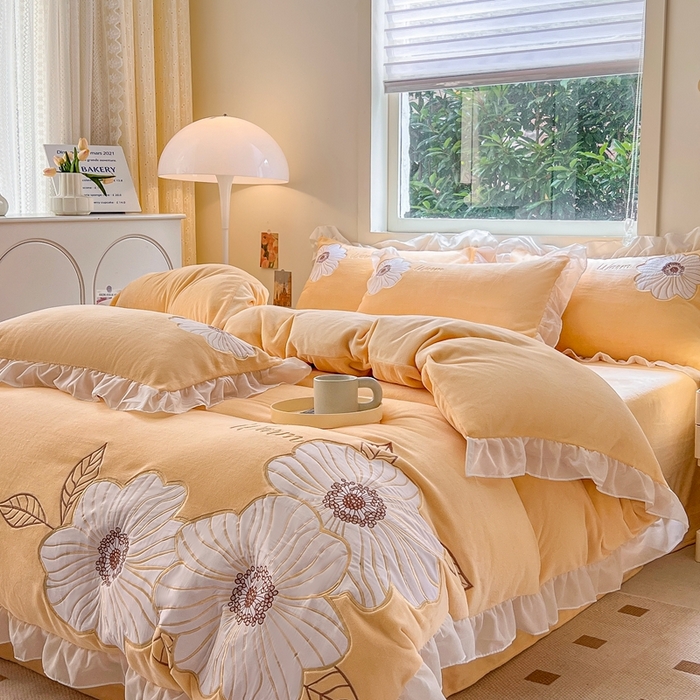 91家纺网 家纺一手货源 找家纺 木子家纺 2025新款半亩花田牛奶绒四件套 秋香黄