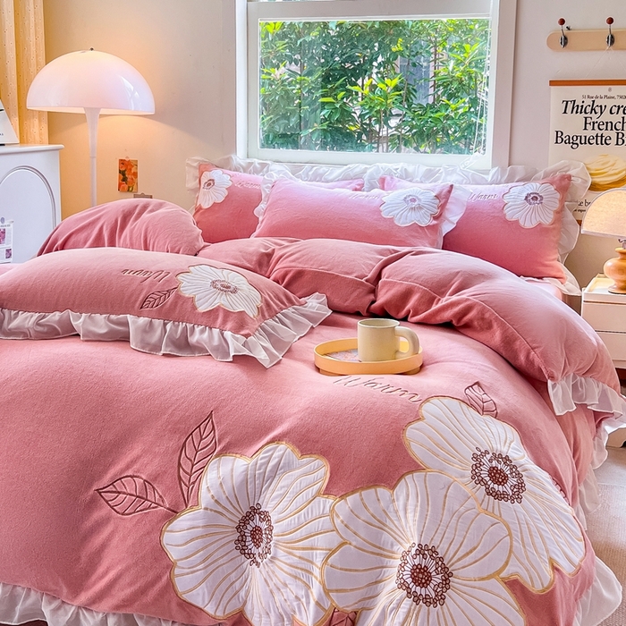 91家纺网 家纺一手货源 找家纺 木子家纺 2025新款半亩花田牛奶绒四件套 淡曙红