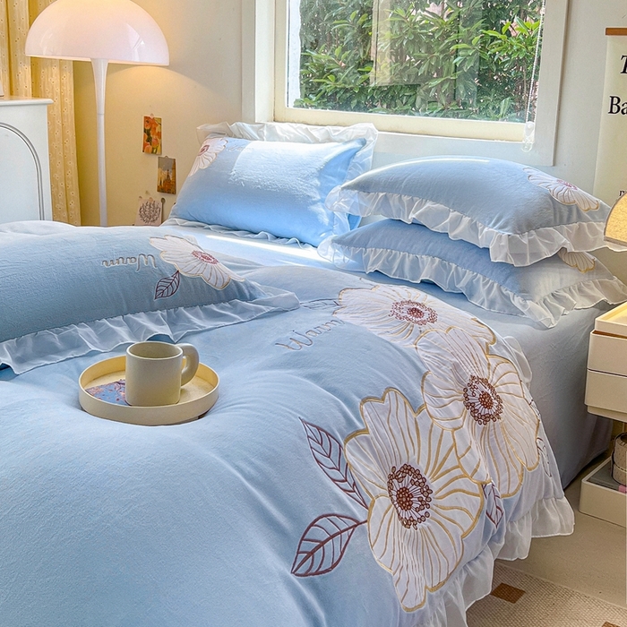 91家纺网 家纺一手货源 找家纺 木子家纺 2025新款半亩花田牛奶绒四件套 杜若蓝