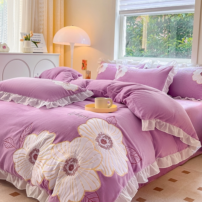 91家纺网 家纺一手货源 找家纺 木子家纺 2025新款半亩花田牛奶绒四件套 暮山紫