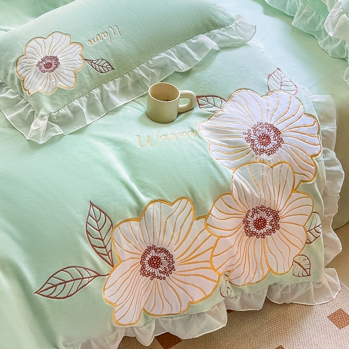 91家纺网 家纺一手货源 找家纺 木子家纺 2025新款半亩花田牛奶绒四件套 若草绿