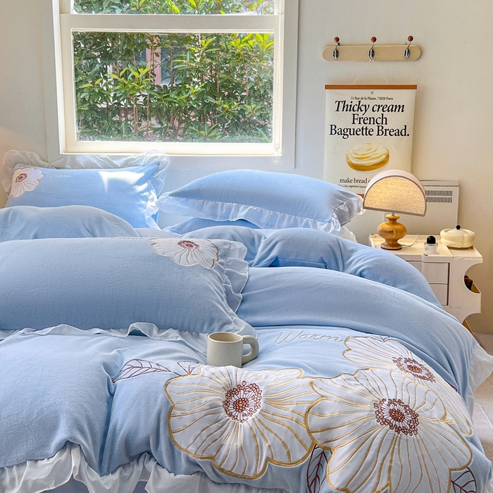 91家纺网 家纺一手货源 找家纺 木子家纺 2025新款半亩花田牛奶绒四件套 杜若蓝