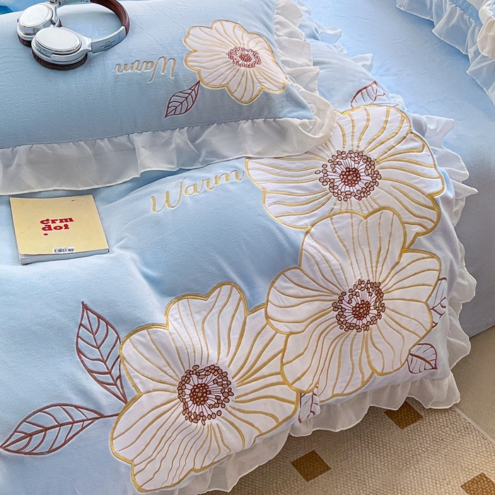 91家纺网 家纺一手货源 找家纺 木子家纺 2025新款半亩花田牛奶绒四件套 杜若蓝