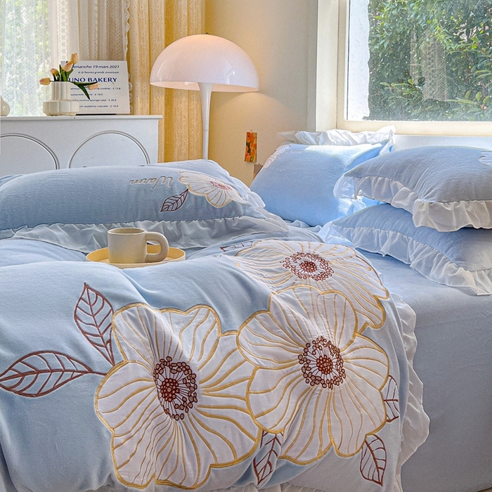 91家纺网 家纺一手货源 找家纺 木子家纺 2025新款半亩花田牛奶绒四件套 杜若蓝