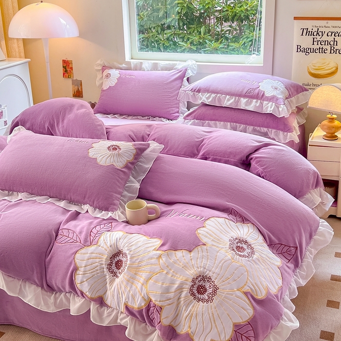 91家纺网 家纺一手货源 找家纺 木子家纺 2025新款半亩花田牛奶绒四件套 暮山紫