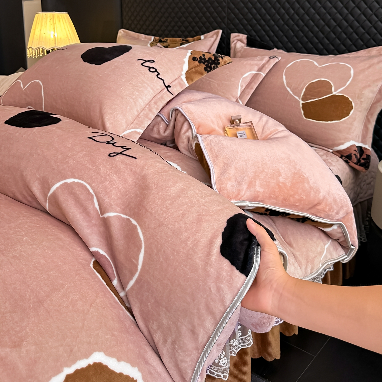 91家纺网 家纺一手货源 找家纺 凤杰家纺 2025新款加厚牛奶绒床盖四件套 爱慕