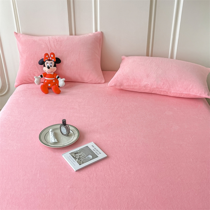 91家纺网 家纺一手货源 找家纺 莎臣豹 2025水晶绒短毛绒跑量款纯色床笠可配二三件套 水晶绒床笠公主粉