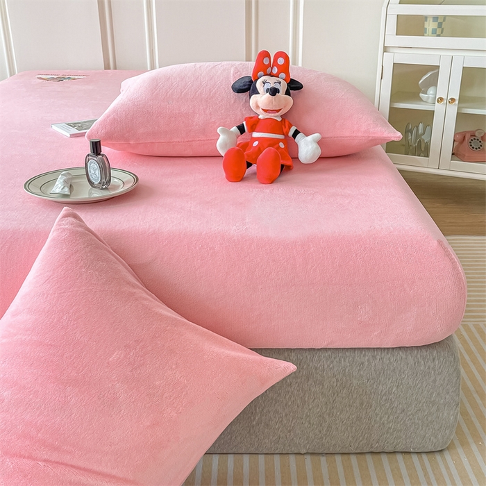 91家纺网 家纺一手货源 找家纺 莎臣豹 2025水晶绒短毛绒跑量款纯色床笠可配二三件套 水晶绒床笠公主粉