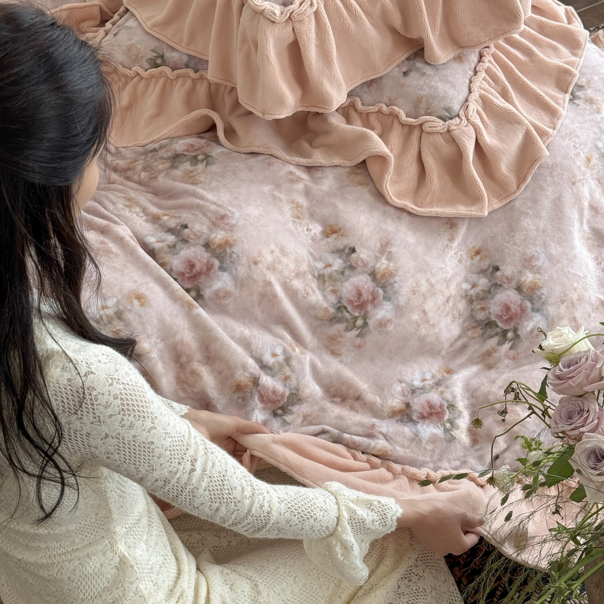 91家纺网 家纺一手货源 找家纺 （总）多乐娜 2025新款高克重260g全消光牛奶绒数码印花花边款法式油画风四件套-罗曼柔光（会员-20），控价最低368起）