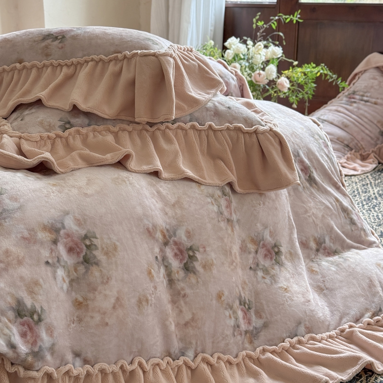 91家纺网 家纺一手货源 找家纺 （总）多乐娜 2025新款高克重260g全消光牛奶绒数码印花花边款法式油画风四件套-罗曼柔光（会员-20），控价最低368起）