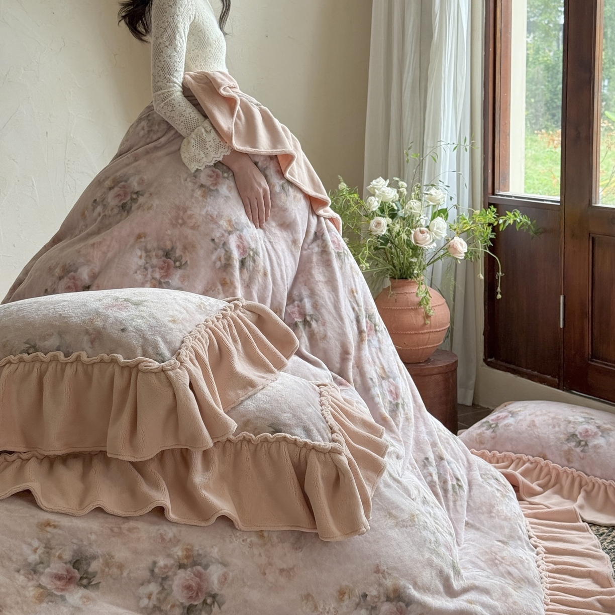 91家纺网 家纺一手货源 找家纺 （总）多乐娜 2025新款高克重260g全消光牛奶绒数码印花花边款法式油画风四件套-罗曼柔光（会员-20），控价最低368起）