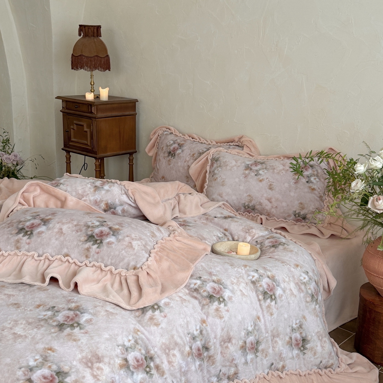 91家纺网 家纺一手货源 找家纺 （总）多乐娜 2025新款高克重260g全消光牛奶绒数码印花花边款法式油画风四件套-罗曼柔光（会员-20），控价最低368起）