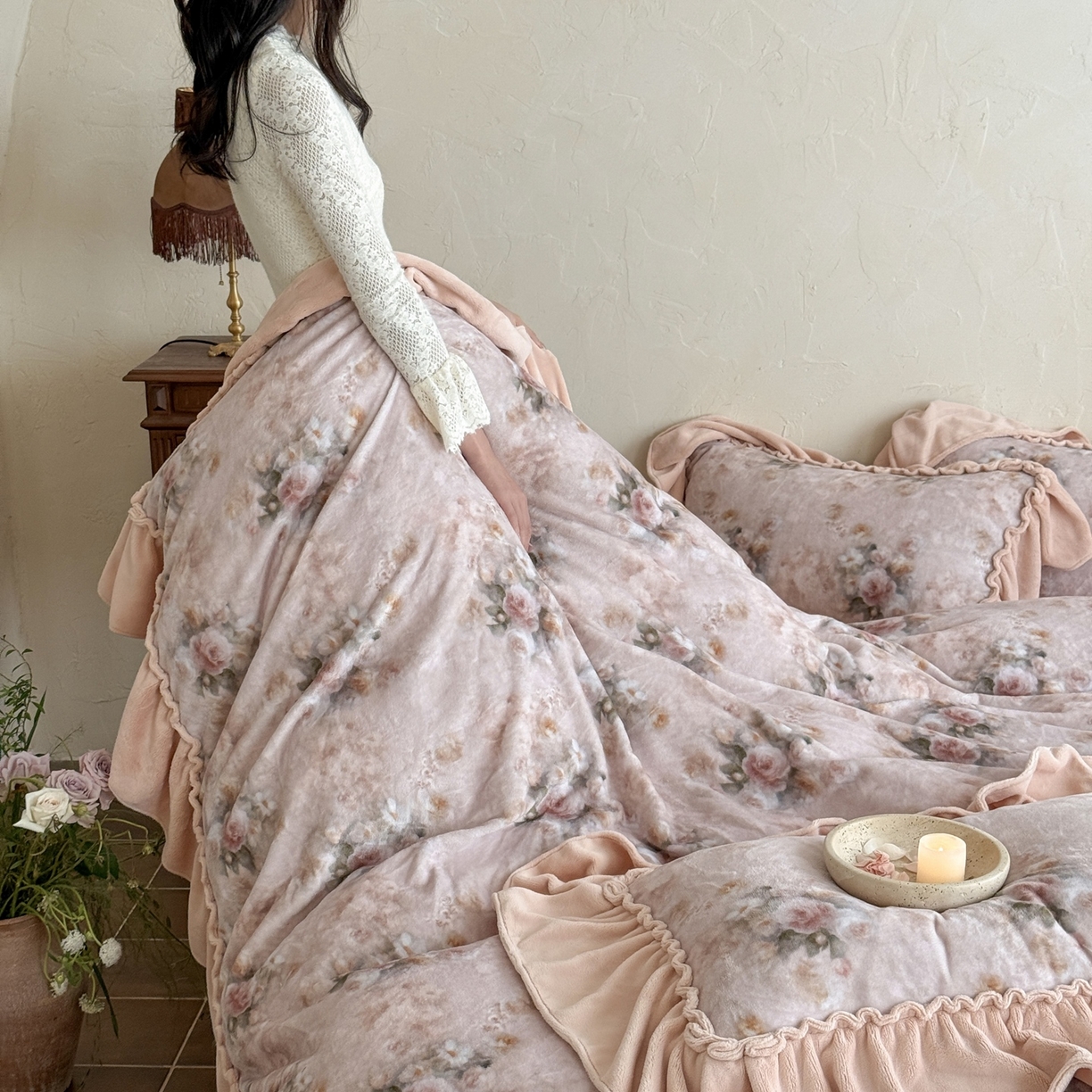 91家纺网 家纺一手货源 找家纺 （总）多乐娜 2025新款高克重260g全消光牛奶绒数码印花花边款法式油画风四件套-罗曼柔光（会员-20），控价最低368起）