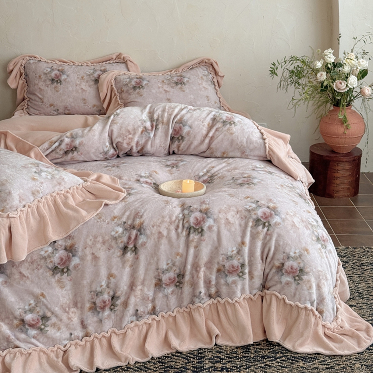 91家纺网 家纺一手货源 找家纺 （总）多乐娜 2025新款高克重260g全消光牛奶绒数码印花花边款法式油画风四件套-罗曼柔光（会员-20），控价最低368起）