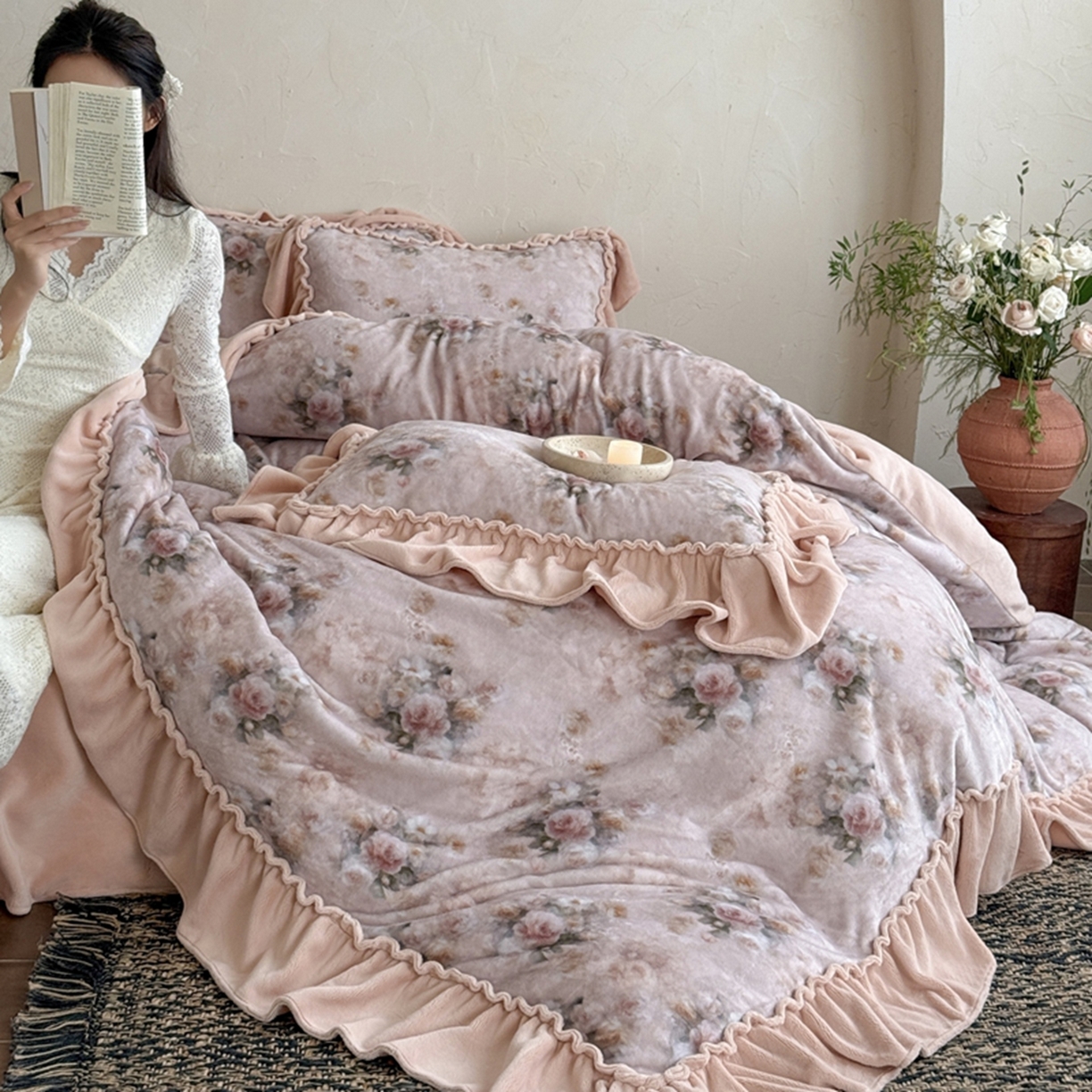 91家纺网 家纺一手货源 找家纺 （总）多乐娜 2025新款高克重260g全消光牛奶绒数码印花花边款法式油画风四件套-罗曼柔光（会员-20），控价最低368起）