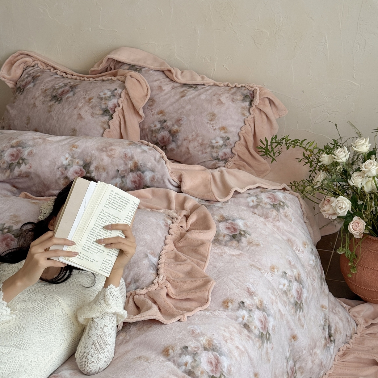 91家纺网 家纺一手货源 找家纺 （总）多乐娜 2025新款高克重260g全消光牛奶绒数码印花花边款法式油画风四件套-罗曼柔光（会员-20），控价最低368起）