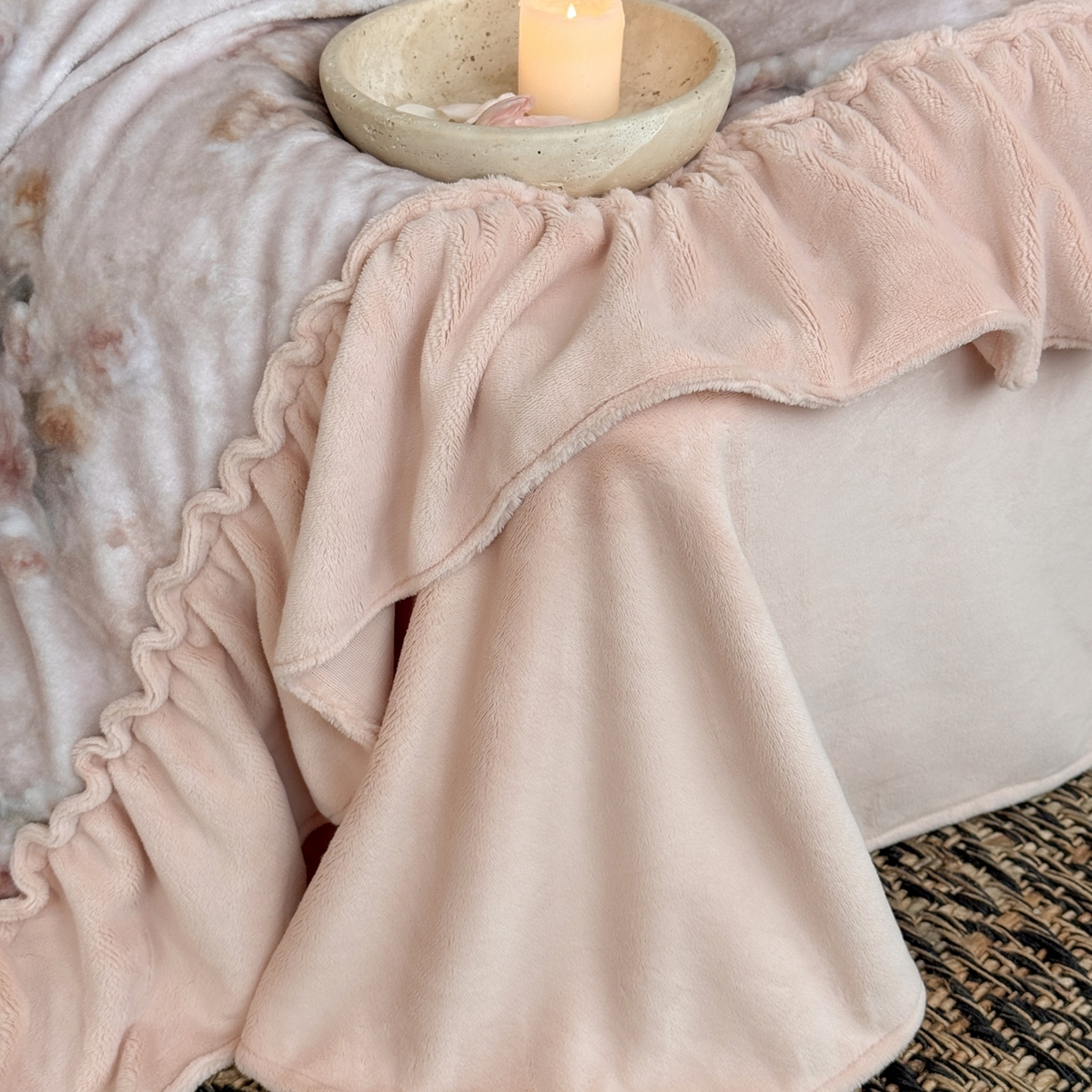 91家纺网 家纺一手货源 找家纺 （总）多乐娜 2025新款高克重260g全消光牛奶绒数码印花花边款法式油画风四件套-罗曼柔光（会员-20），控价最低368起）