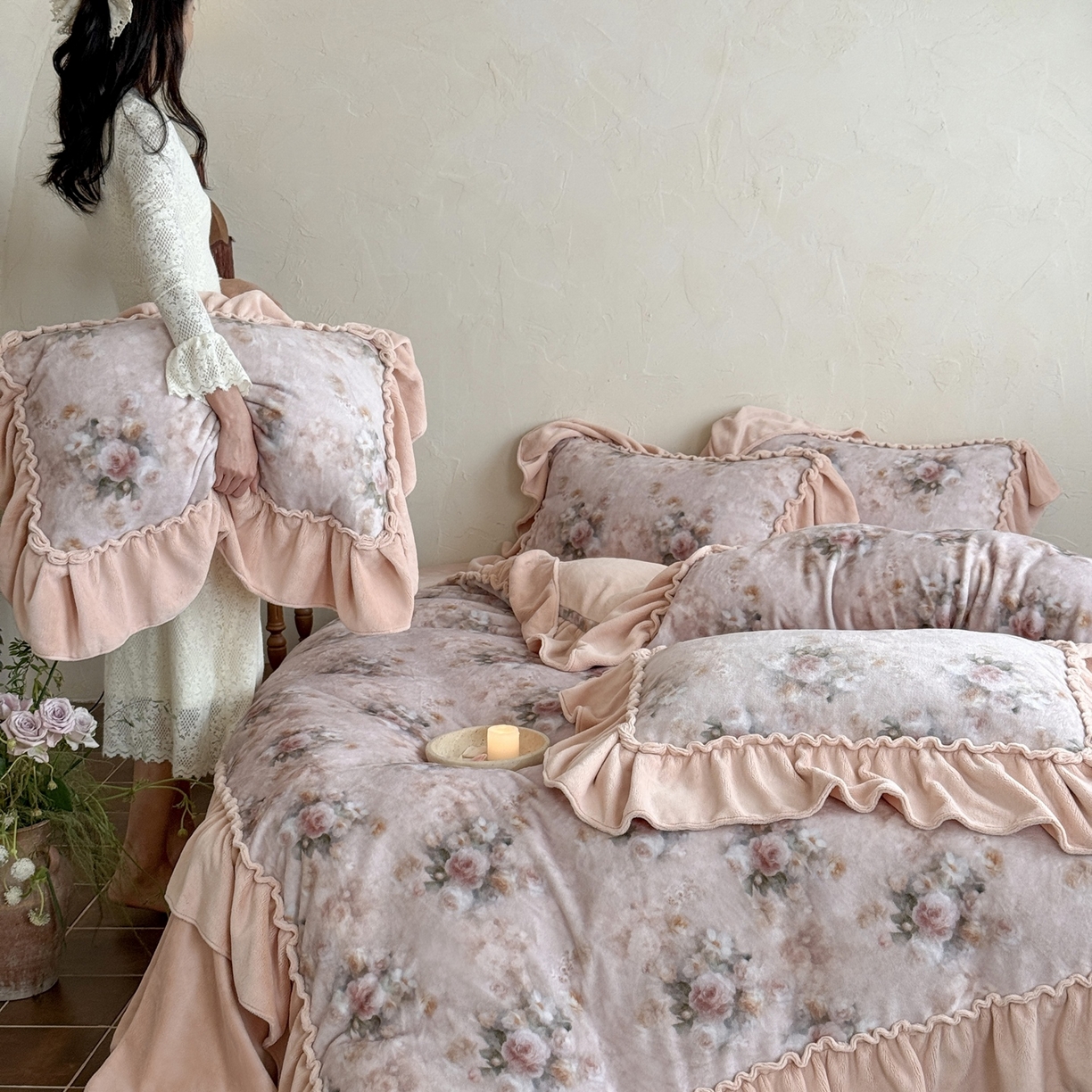 91家纺网 家纺一手货源 找家纺 （总）多乐娜 2025新款高克重260g全消光牛奶绒数码印花花边款法式油画风四件套-罗曼柔光（会员-20），控价最低368起）