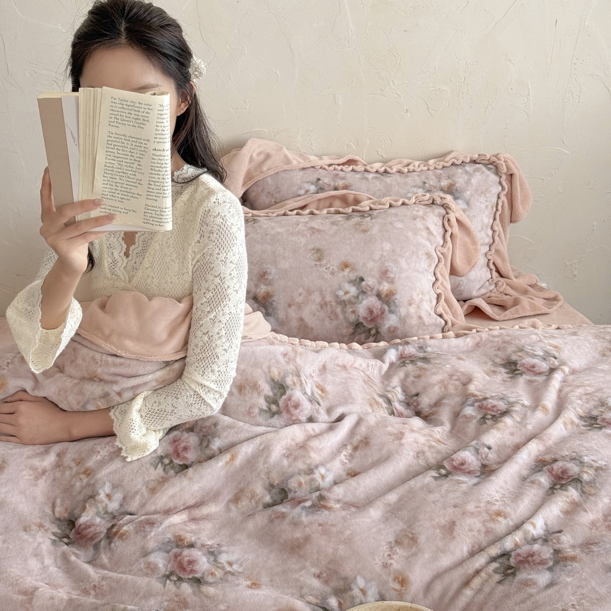 91家纺网 家纺一手货源 找家纺 （总）多乐娜 2025新款高克重260g全消光牛奶绒数码印花花边款法式油画风四件套-罗曼柔光（会员-20），控价最低368起）