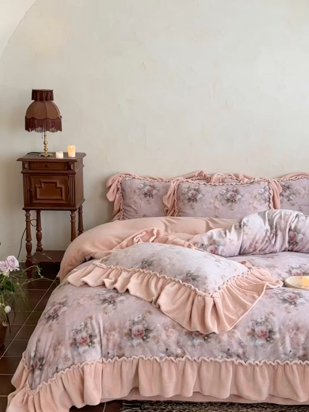 91家纺网 家纺一手货源 找家纺 （总）多乐娜 2025新款高克重260g全消光牛奶绒数码印花花边款法式油画风四件套-罗曼柔光（会员-20），控价最低368起）