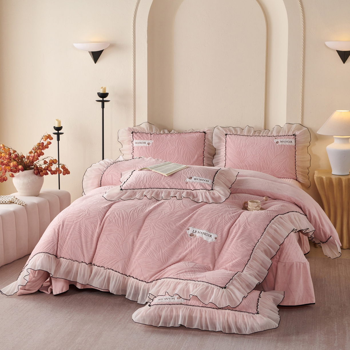 91家纺网 家纺一手货源 找家纺 青竹苑 2025新款雕花牛奶绒夹棉床盖款四件套 森野-柔粉