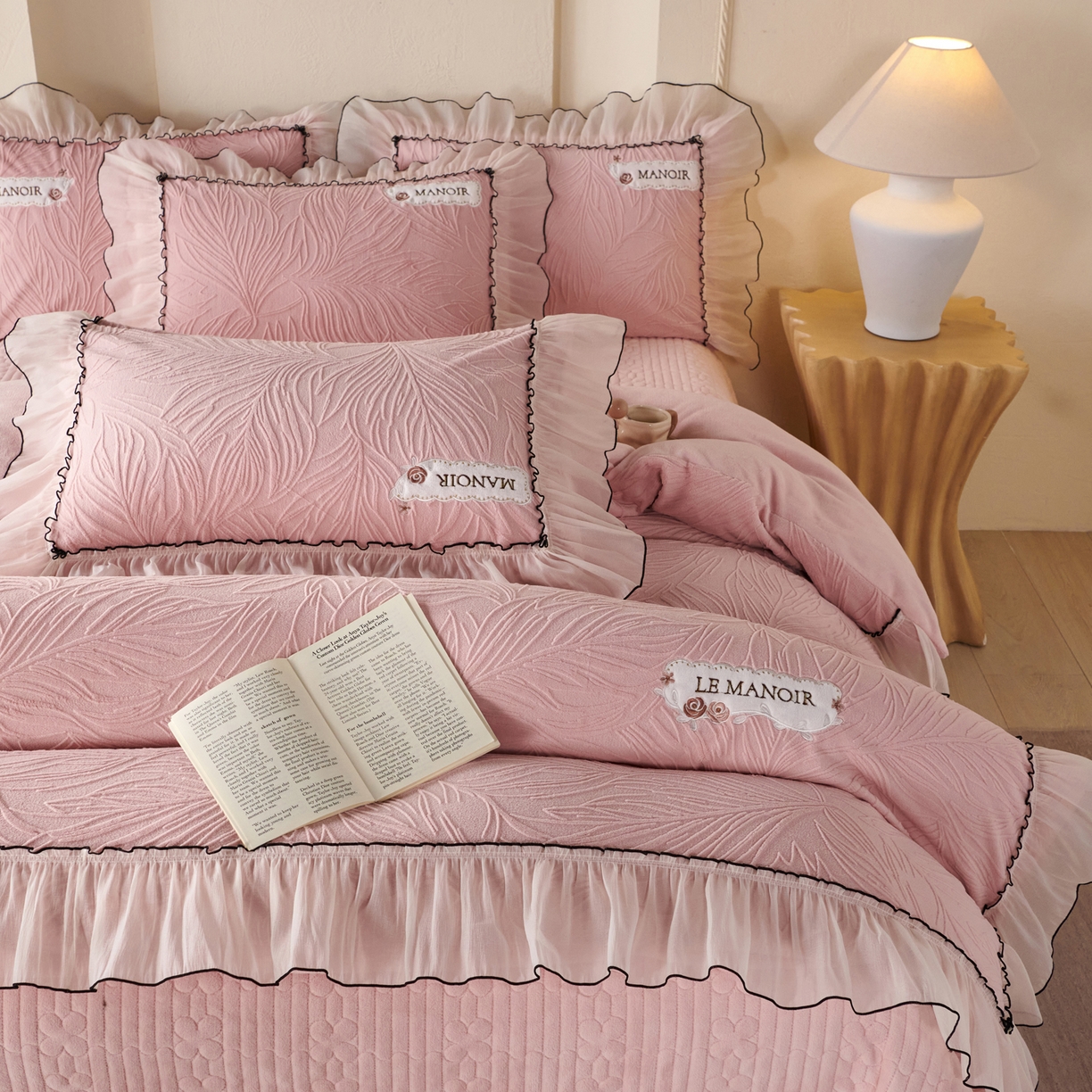 91家纺网 家纺一手货源 找家纺 青竹苑 2025新款雕花牛奶绒夹棉床盖款四件套 森野-柔粉