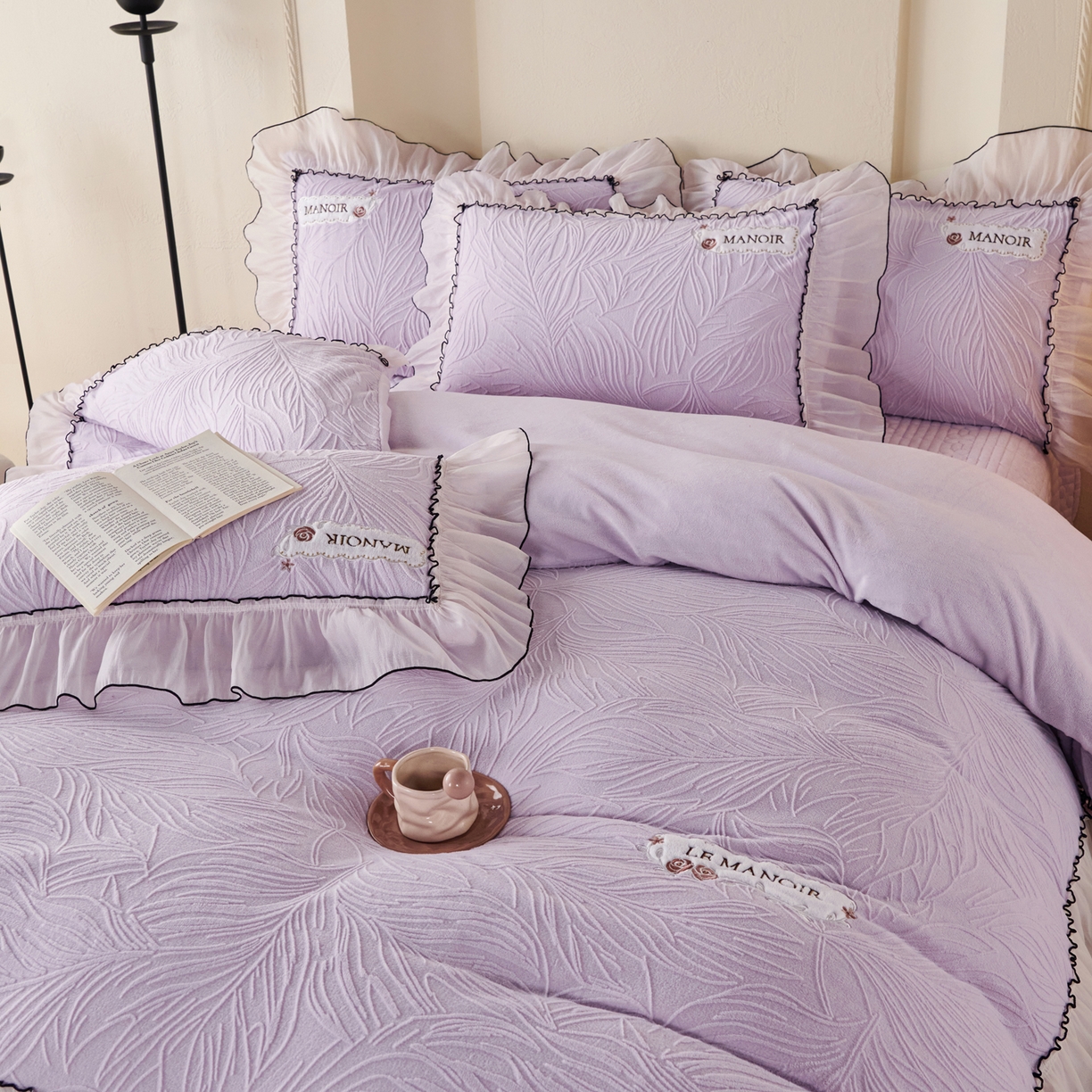 91家纺网 家纺一手货源 找家纺 青竹苑 2025新款雕花牛奶绒夹棉床盖款四件套 森野-幻紫