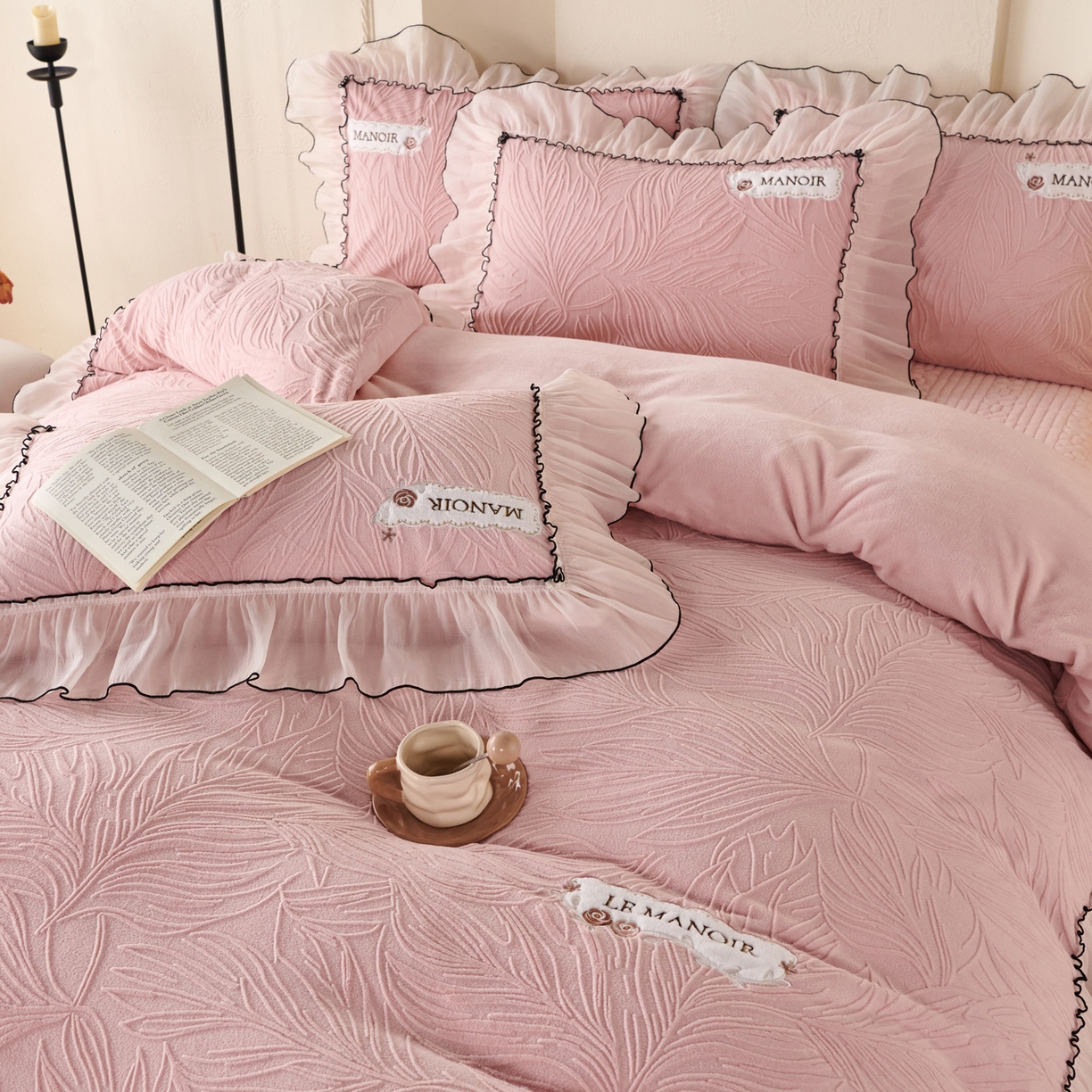 91家纺网 家纺一手货源 找家纺 青竹苑 2025新款雕花牛奶绒夹棉床盖款四件套 森野-柔粉