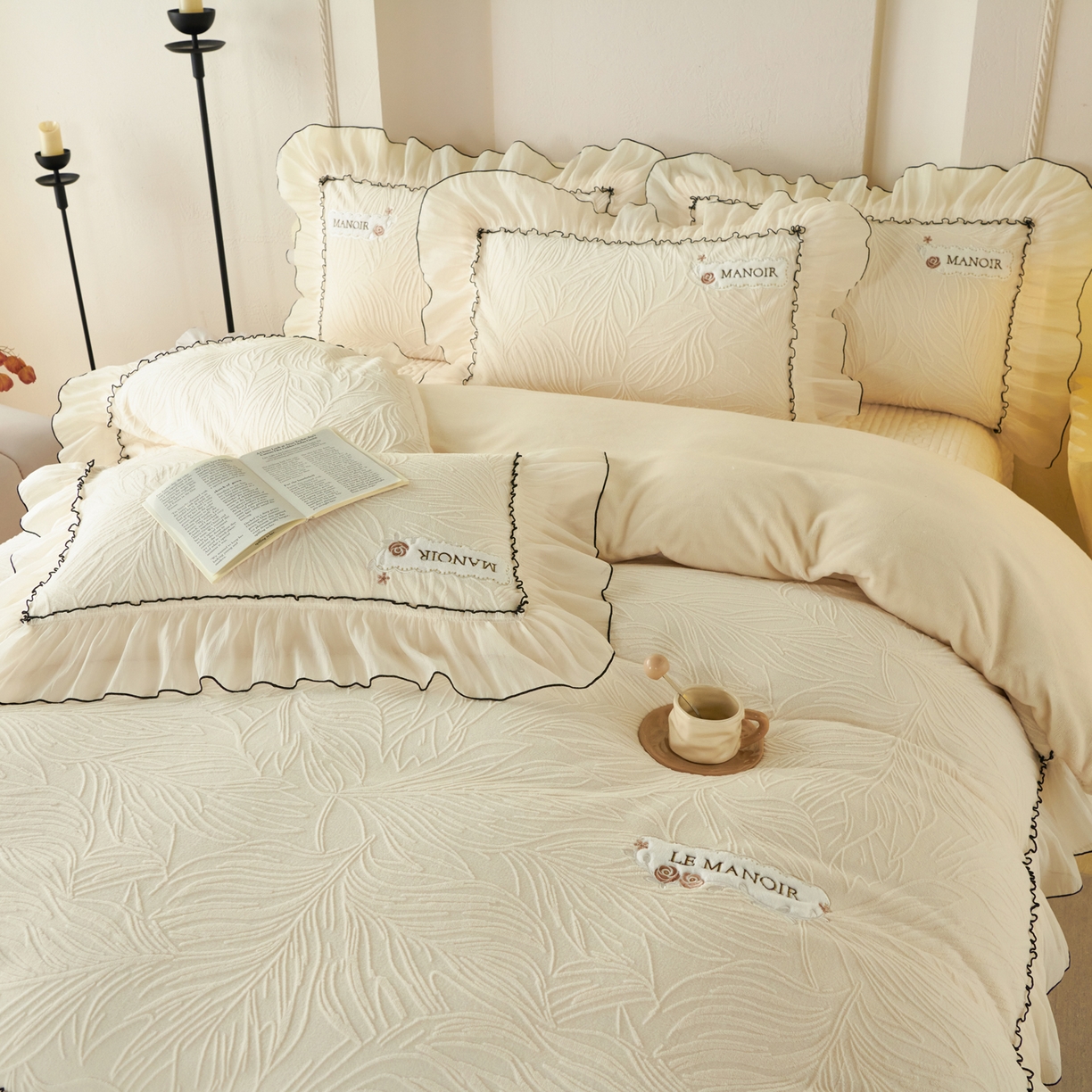 91家纺网 家纺一手货源 找家纺 青竹苑 2025新款雕花牛奶绒夹棉床盖款四件套 森野-暖白