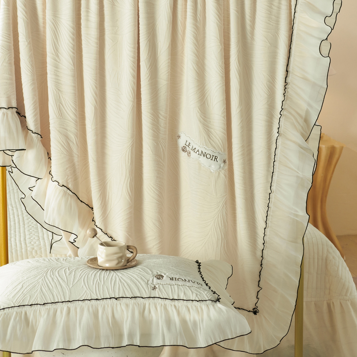 91家纺网 家纺一手货源 找家纺 青竹苑 2025新款雕花牛奶绒夹棉床盖款四件套 森野-暖白