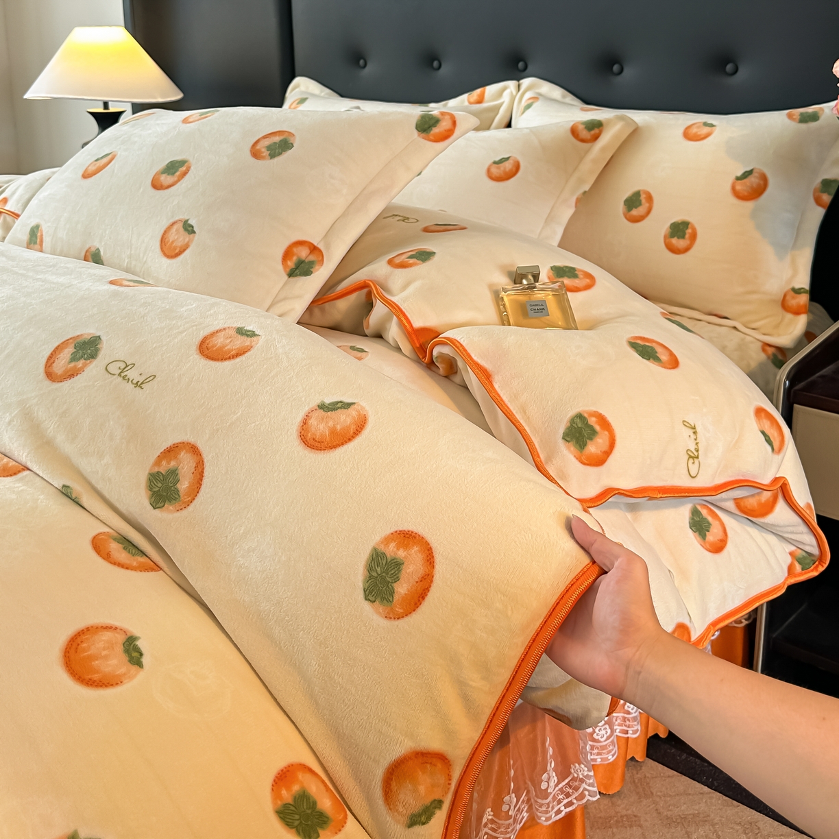 91家纺网 家纺一手货源 找家纺 凤杰家纺 2025新款加厚牛奶绒床盖四件套 柿柿如意