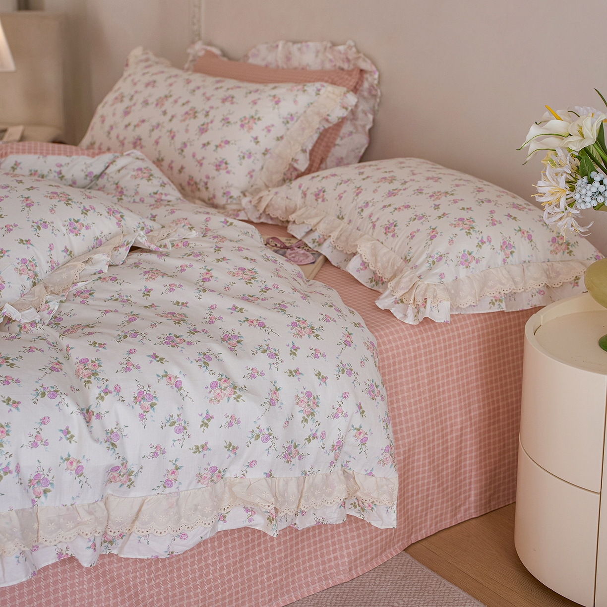 91家纺网 家纺一手货源 找家纺 清雅福 2025春夏新品全棉13372法式双层花边系列四件套 伊人飘香