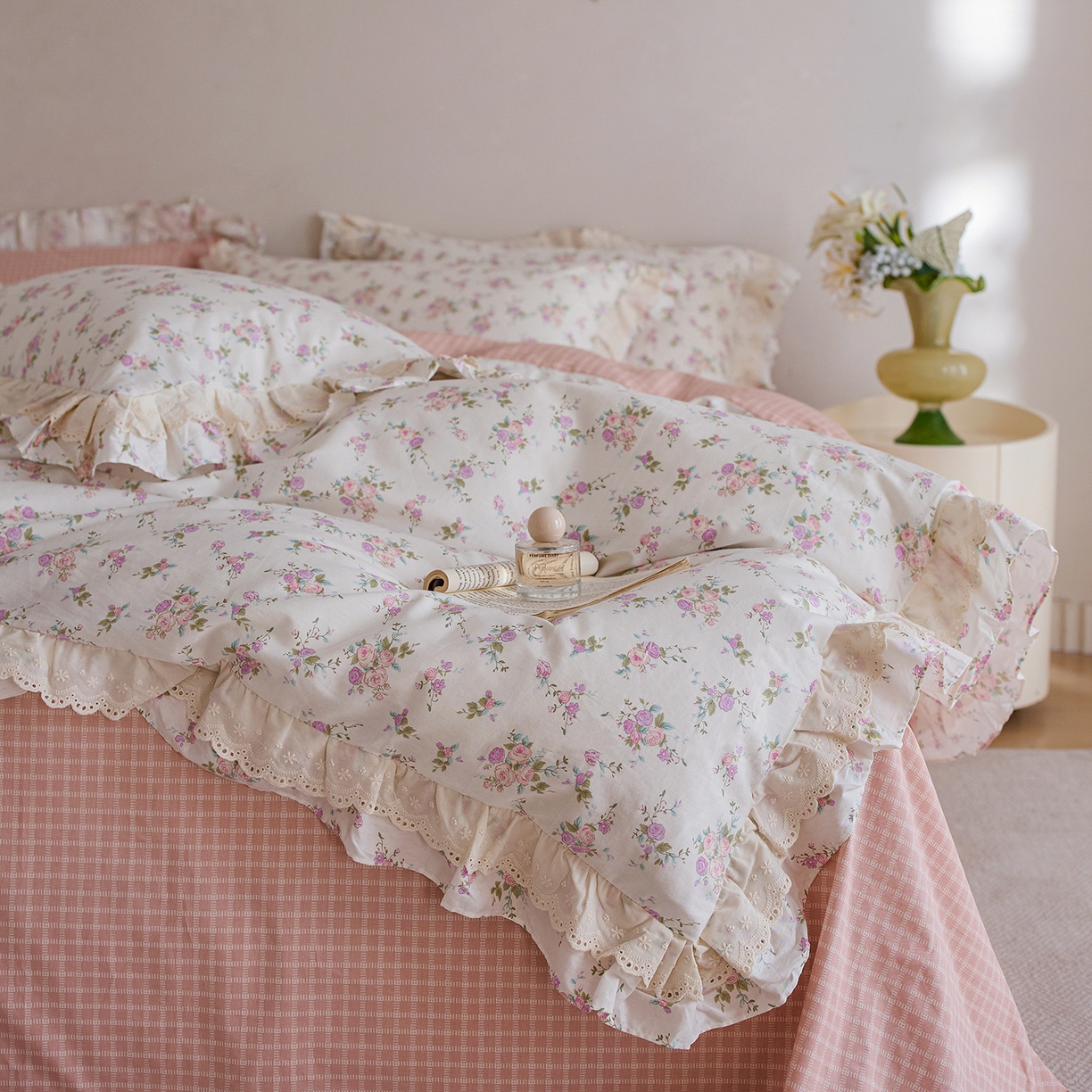 91家纺网 家纺一手货源 找家纺 清雅福 2025春夏新品全棉13372法式双层花边系列四件套 伊人飘香