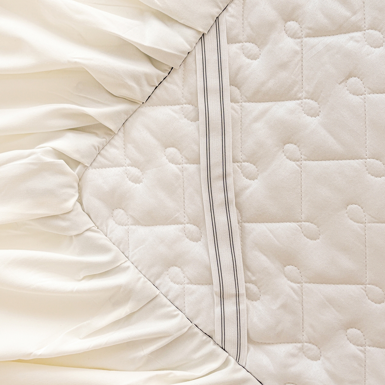 91家纺网 家纺一手货源 找家纺 笠裙家纺 2025新款蕾丝水洗棉夹棉加厚单床裙-繁星 繁星-米白