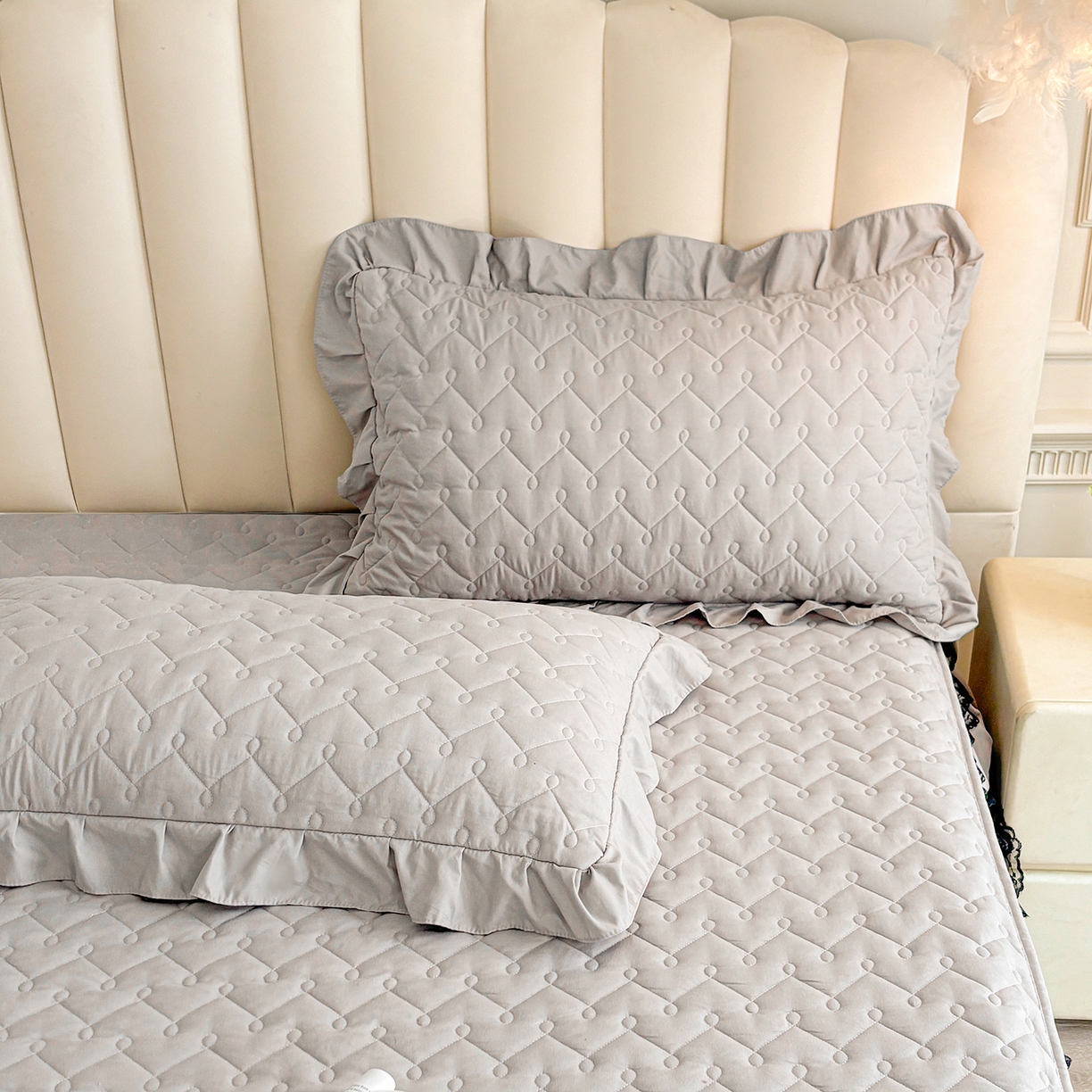 91家纺网 家纺一手货源 找家纺 笠裙家纺 2025新款蕾丝水洗棉夹棉加厚单床裙-繁星 繁星-浅灰