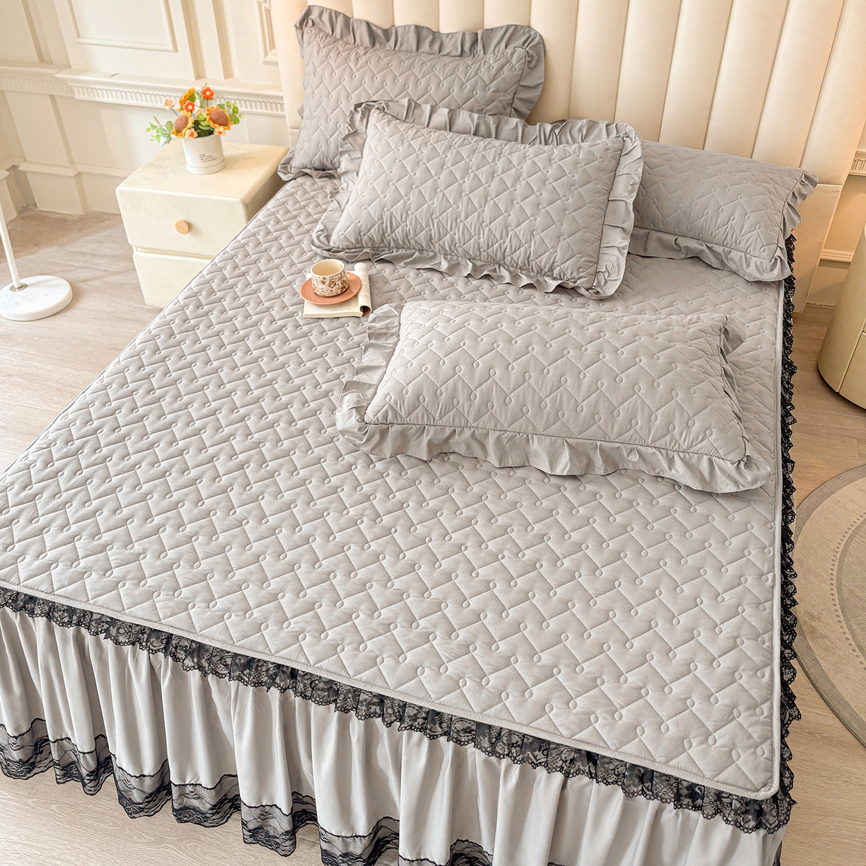 91家纺网 家纺一手货源 找家纺 笠裙家纺 2025新款蕾丝水洗棉夹棉加厚单床裙-繁星 繁星-浅灰