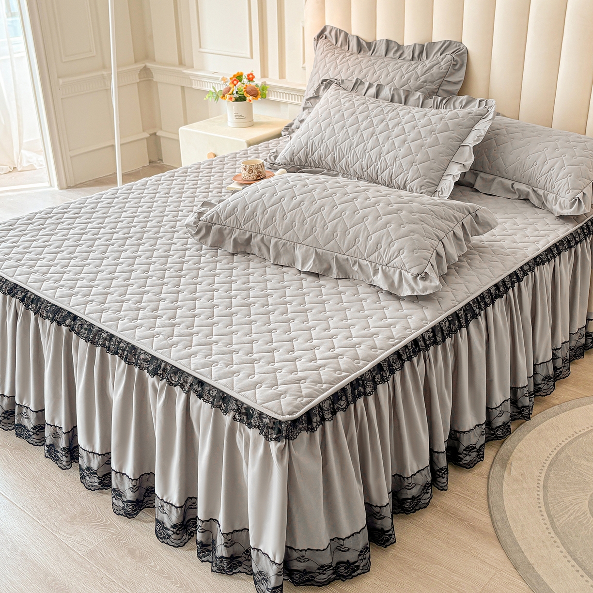 91家纺网 家纺一手货源 找家纺 笠裙家纺 2025新款蕾丝水洗棉夹棉加厚单床裙-繁星 繁星-浅灰