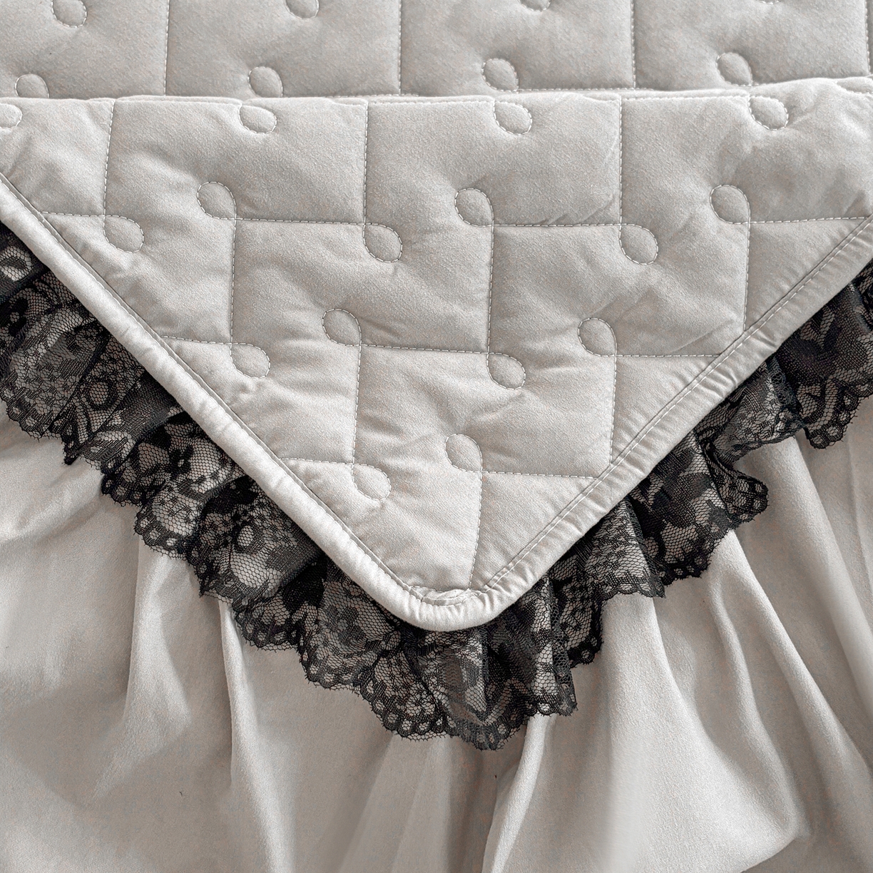 91家纺网 家纺一手货源 找家纺 笠裙家纺 2025新款蕾丝水洗棉夹棉加厚单床裙-繁星 繁星-浅灰