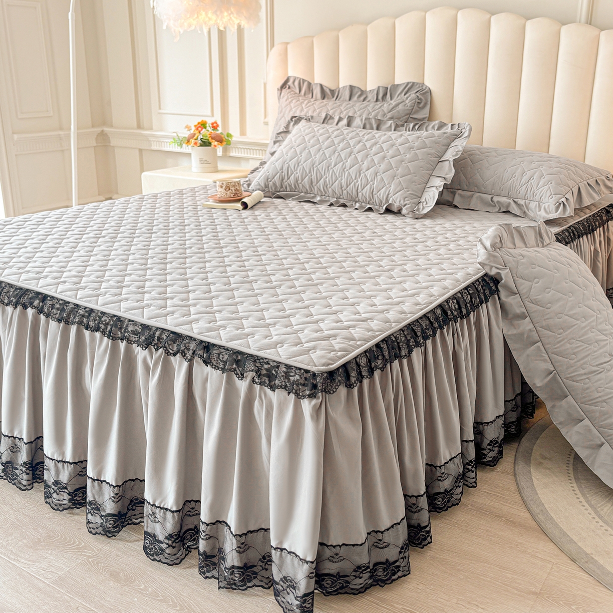 91家纺网 家纺一手货源 找家纺 笠裙家纺 2025新款蕾丝水洗棉夹棉加厚单床裙-繁星 繁星-浅灰