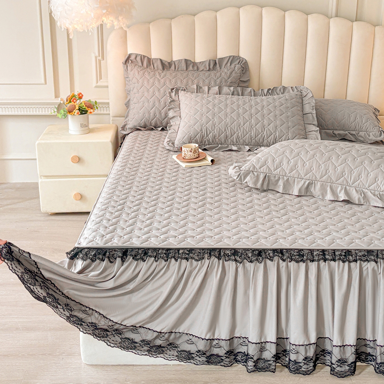 91家纺网 家纺一手货源 找家纺 笠裙家纺 2025新款蕾丝水洗棉夹棉加厚单床裙-繁星 繁星-浅灰