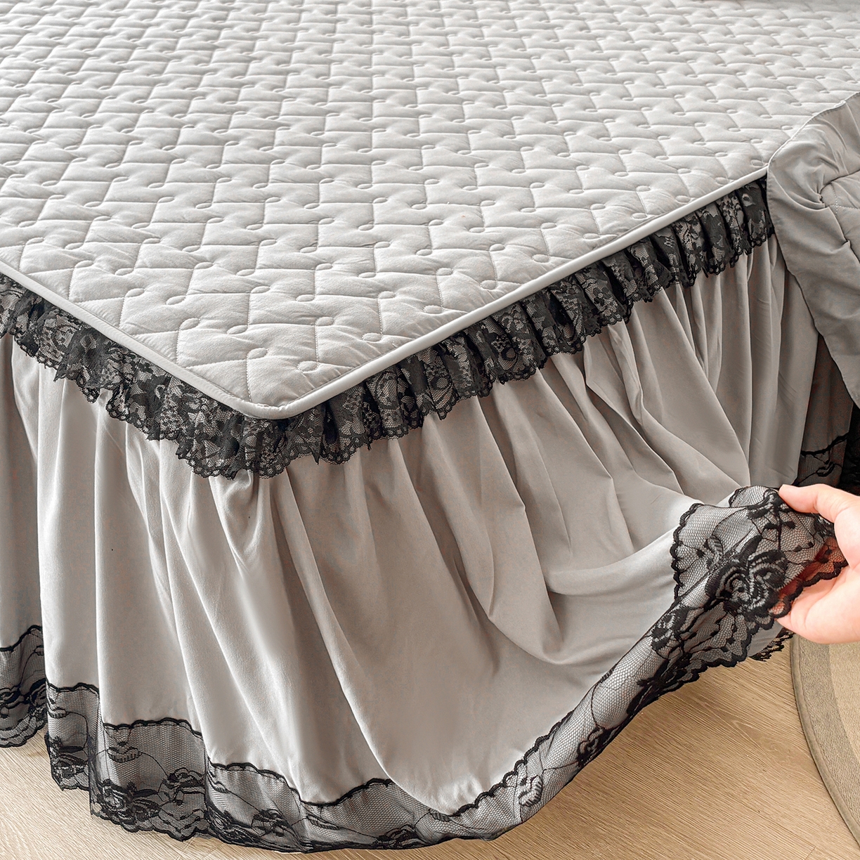 91家纺网 家纺一手货源 找家纺 笠裙家纺 2025新款蕾丝水洗棉夹棉加厚单床裙-繁星 繁星-浅灰