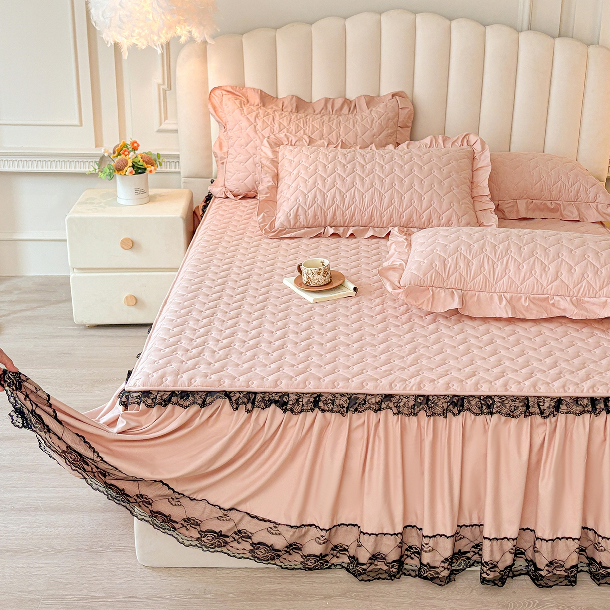 91家纺网 家纺一手货源 找家纺 笠裙家纺 2025新款蕾丝水洗棉夹棉加厚单床裙-繁星 繁星-豆沙